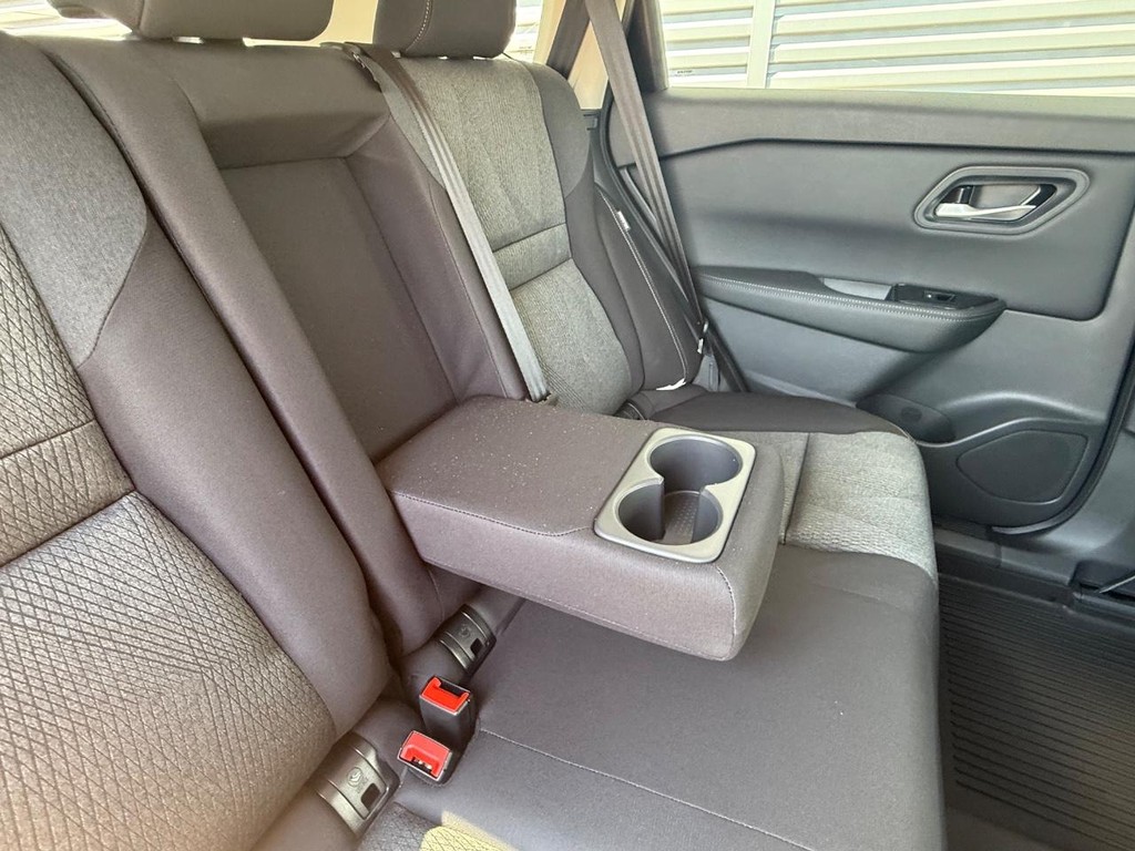 Nissan Rogue Vehicle Full-screen Gallery Image 19