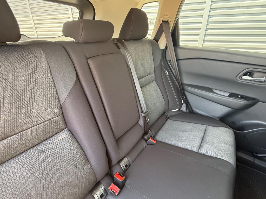 Nissan Rogue Vehicle Full-screen Gallery Image 20