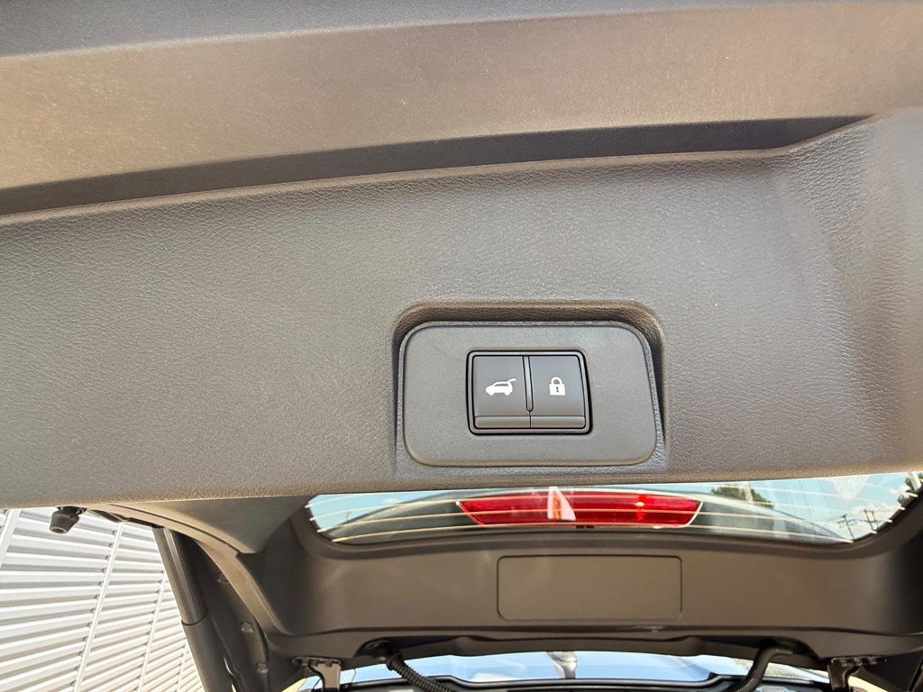 Nissan Rogue Vehicle Full-screen Gallery Image 21