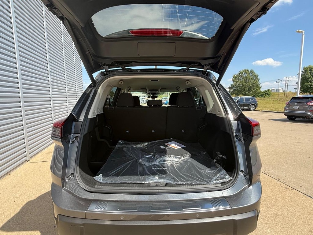 Nissan Rogue Vehicle Full-screen Gallery Image 22