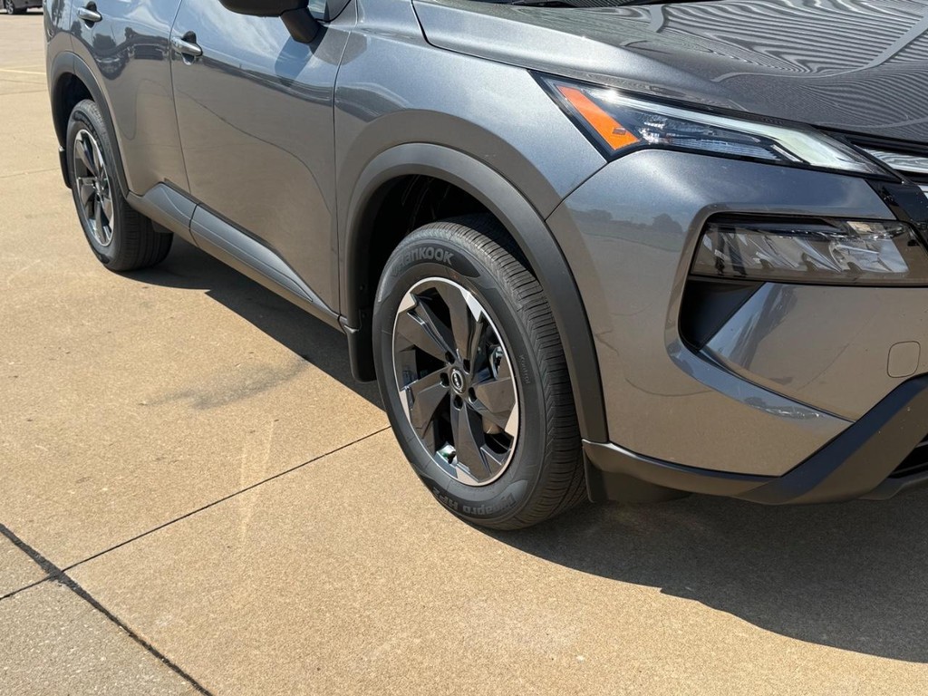 Nissan Rogue Vehicle Full-screen Gallery Image 25