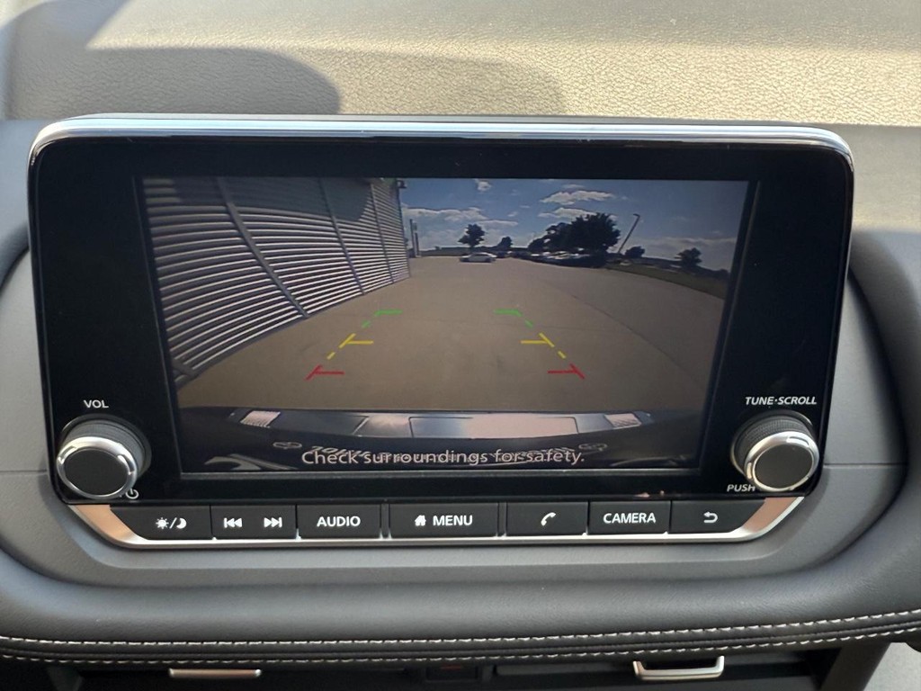 Nissan Rogue Vehicle Full-screen Gallery Image 02