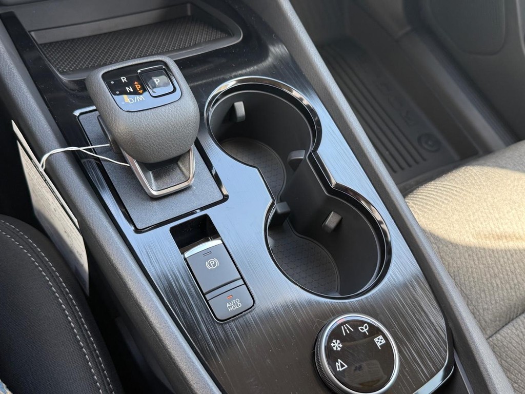 Nissan Rogue Vehicle Full-screen Gallery Image 03