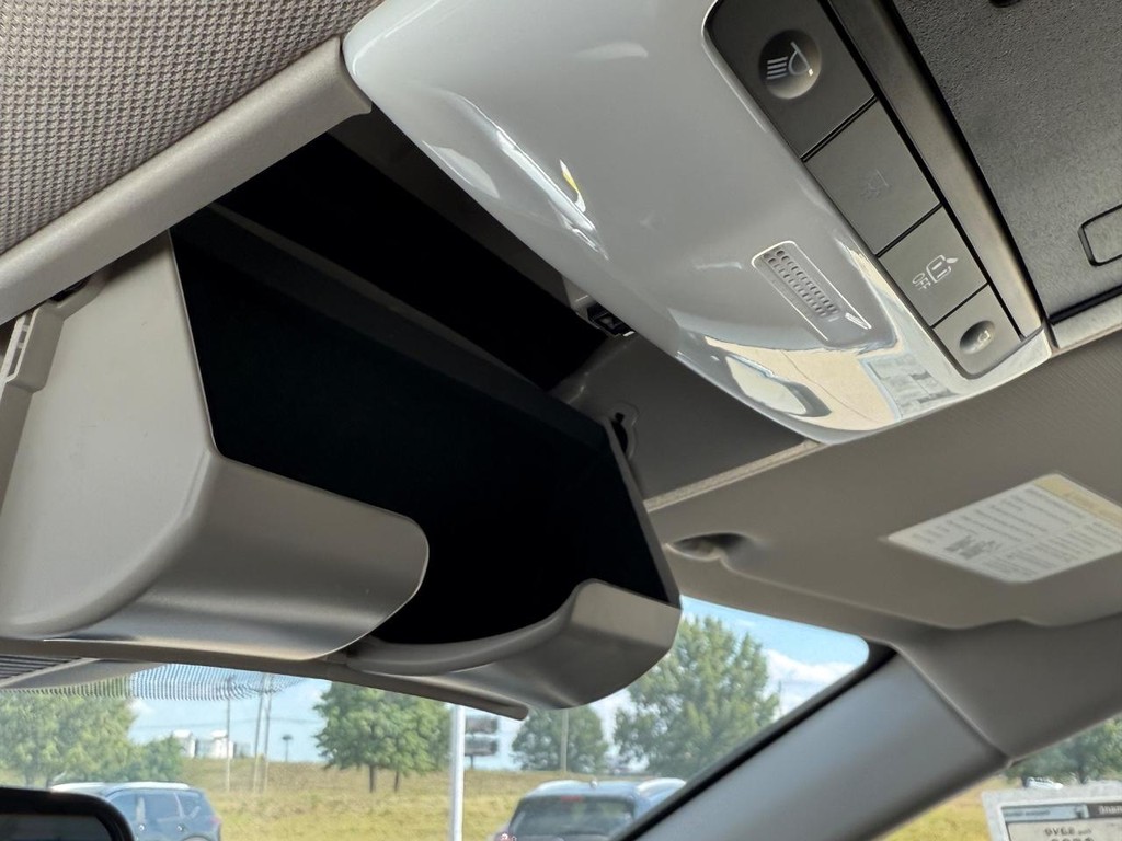 Nissan Rogue Vehicle Full-screen Gallery Image 04