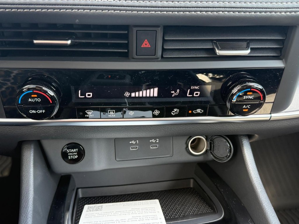 Nissan Rogue Vehicle Full-screen Gallery Image 06