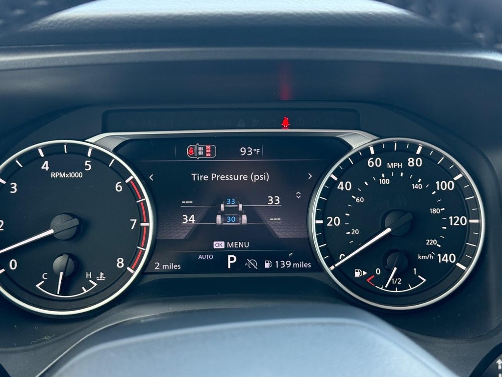 Nissan Rogue Vehicle Full-screen Gallery Image 08