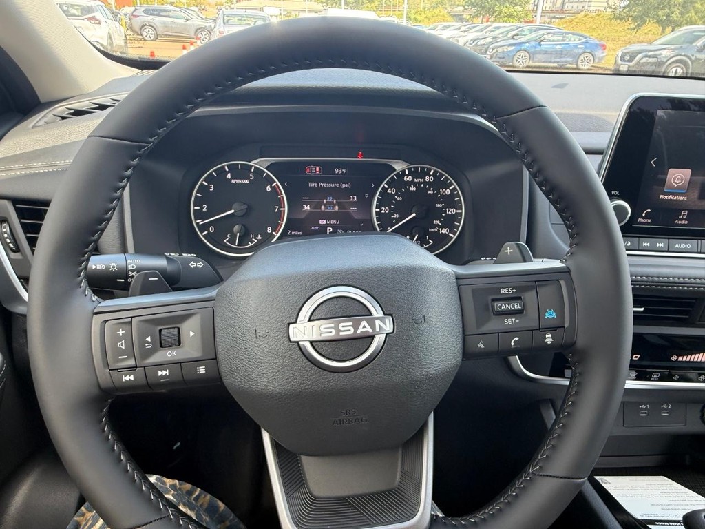 Nissan Rogue Vehicle Full-screen Gallery Image 09