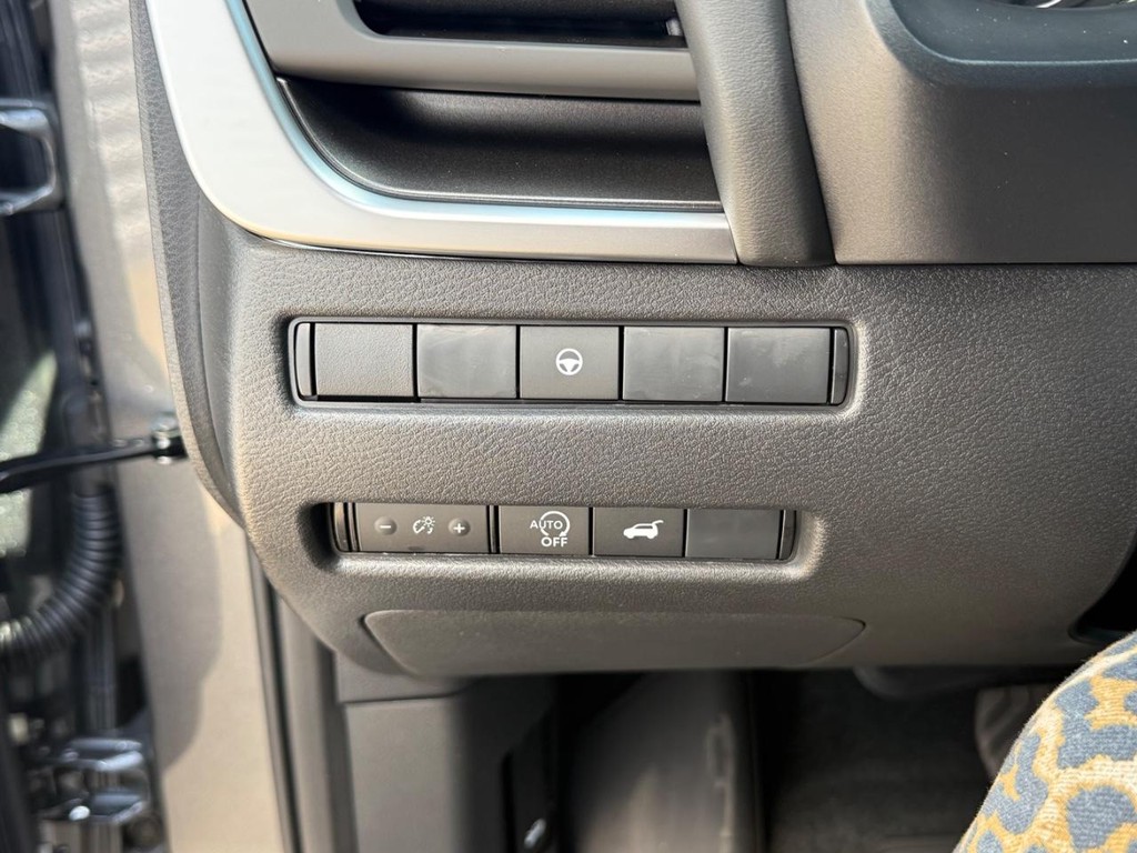 Nissan Rogue Vehicle Full-screen Gallery Image 10