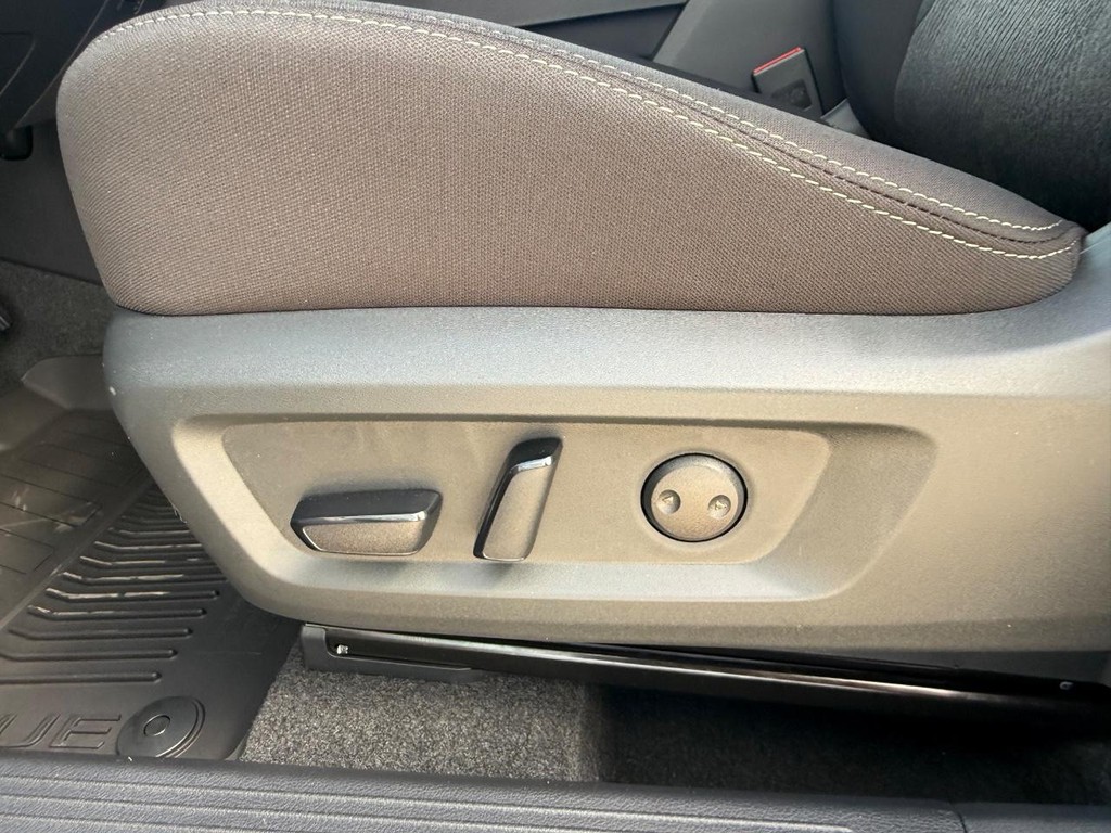 Nissan Rogue Vehicle Full-screen Gallery Image 11