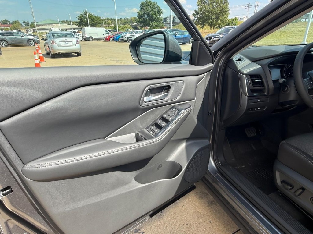 Nissan Rogue Vehicle Full-screen Gallery Image 12