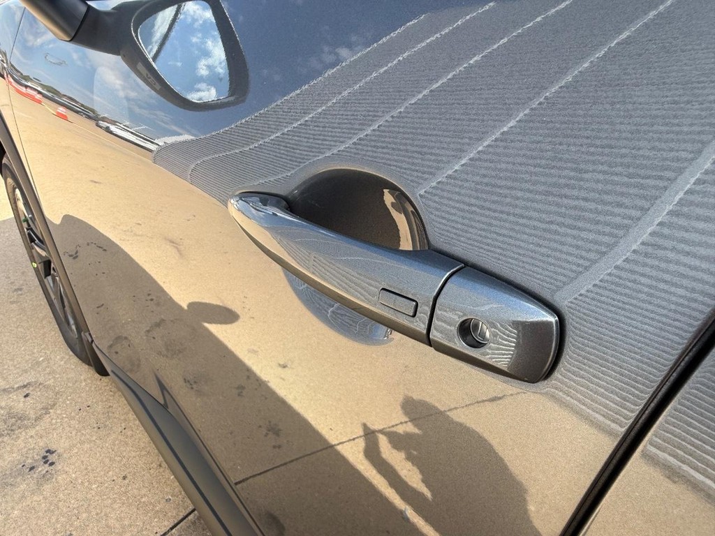 Nissan Rogue Vehicle Full-screen Gallery Image 13