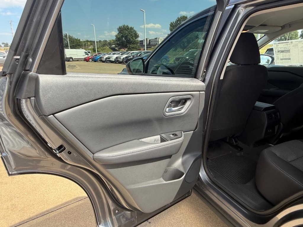 Nissan Rogue Vehicle Full-screen Gallery Image 14