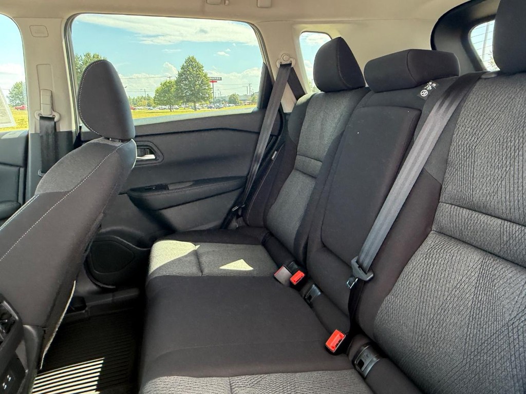 Nissan Rogue Vehicle Full-screen Gallery Image 16