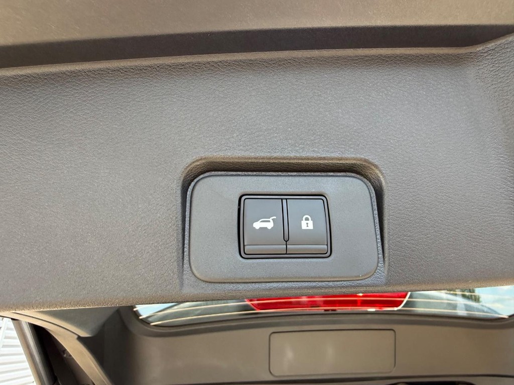 Nissan Rogue Vehicle Full-screen Gallery Image 17