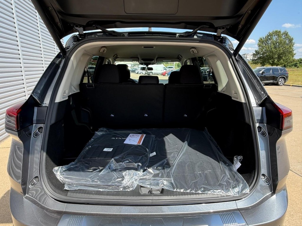 Nissan Rogue Vehicle Full-screen Gallery Image 18