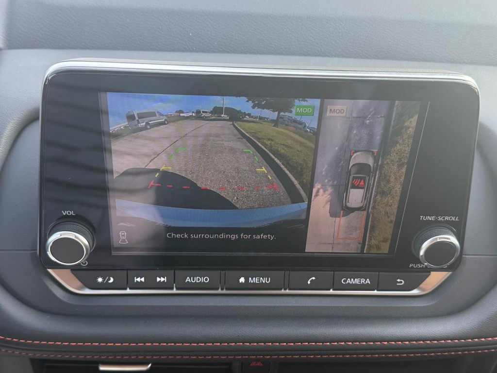 Nissan Rogue Vehicle Full-screen Gallery Image 02