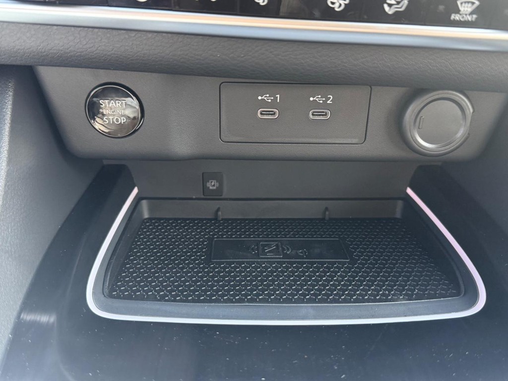 Nissan Rogue Vehicle Full-screen Gallery Image 03