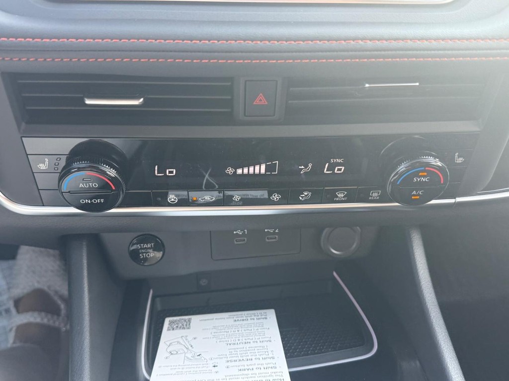 Nissan Rogue Vehicle Full-screen Gallery Image 04