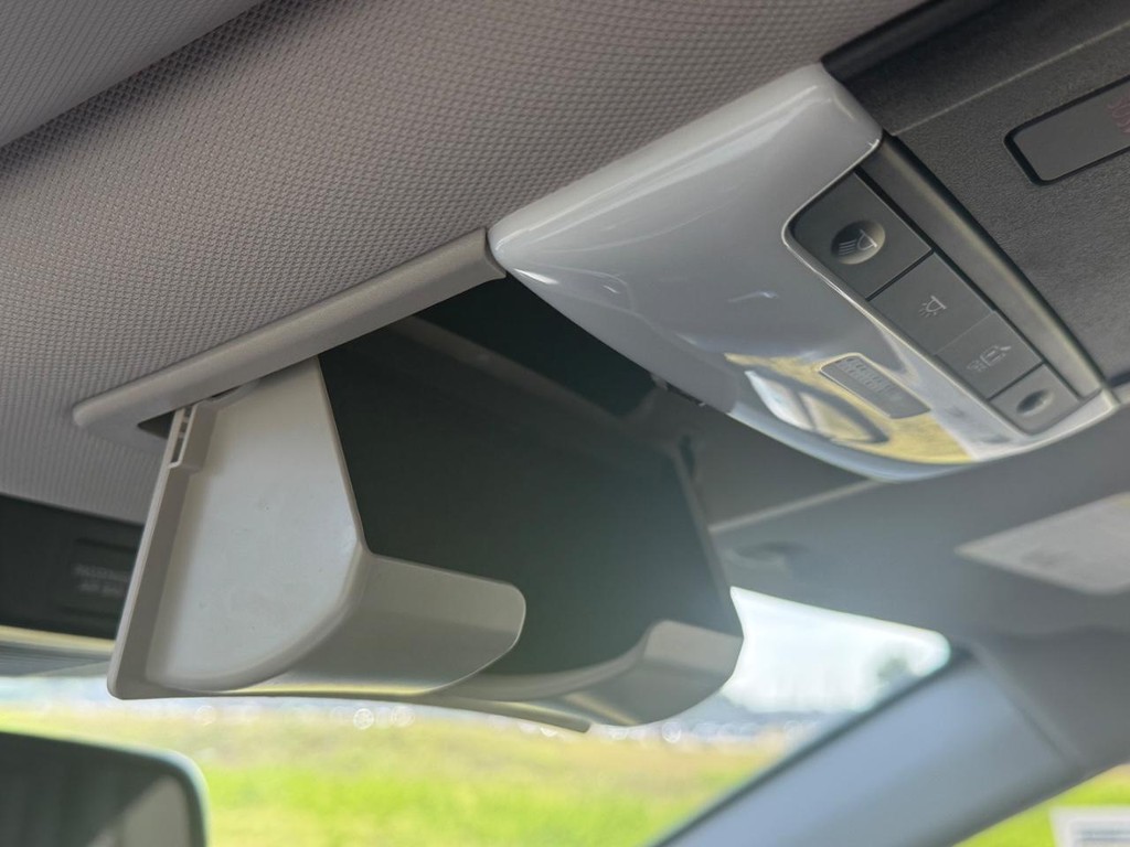 Nissan Rogue Vehicle Full-screen Gallery Image 05