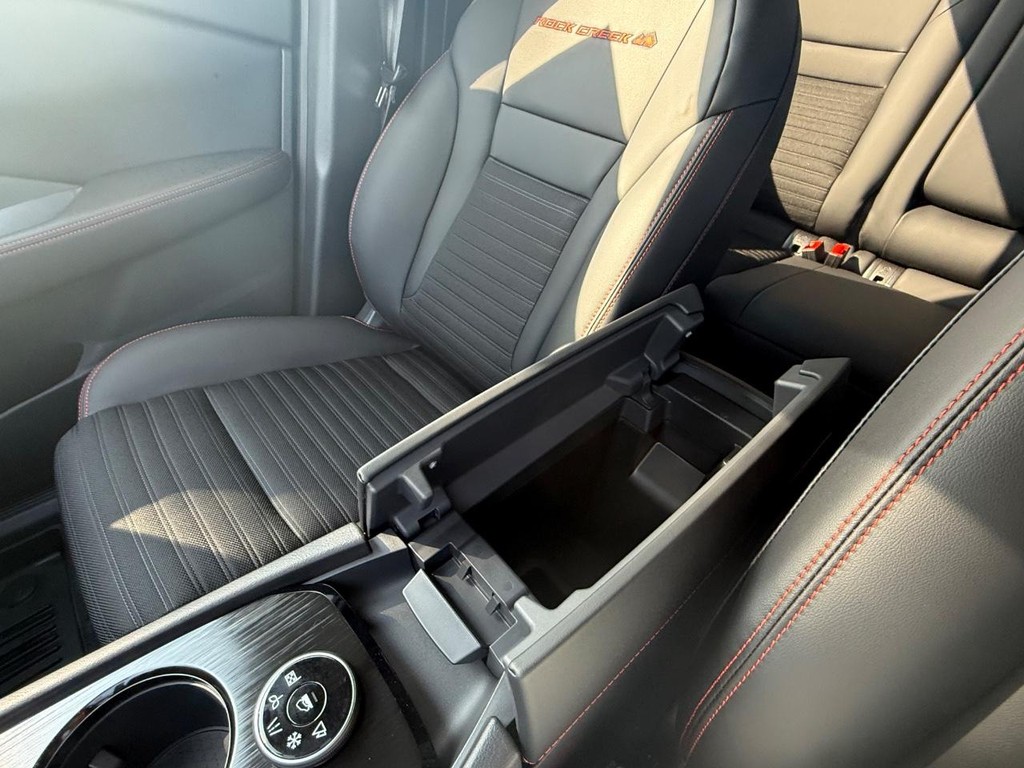 Nissan Rogue Vehicle Full-screen Gallery Image 06