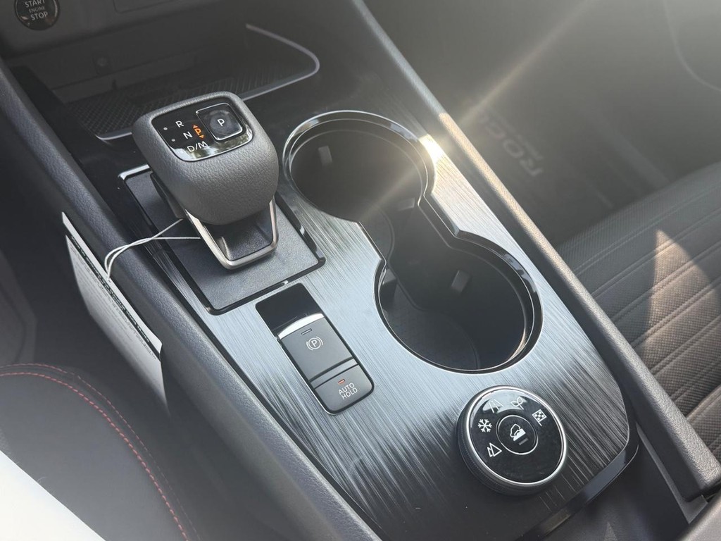 Nissan Rogue Vehicle Full-screen Gallery Image 07