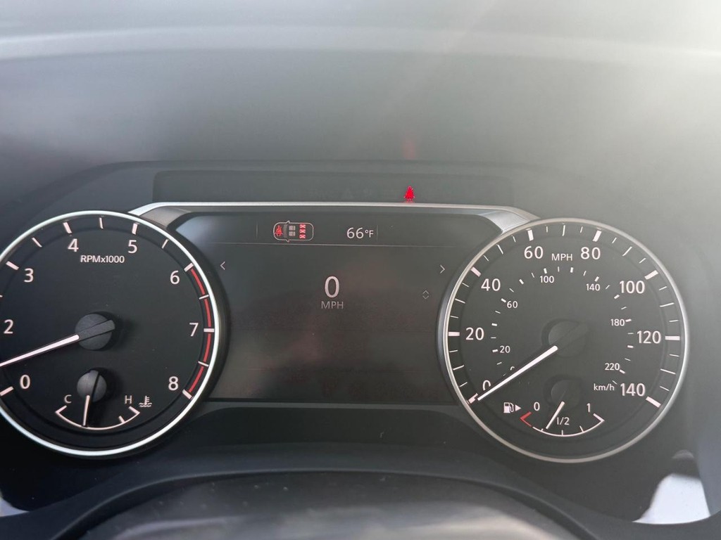 Nissan Rogue Vehicle Full-screen Gallery Image 09