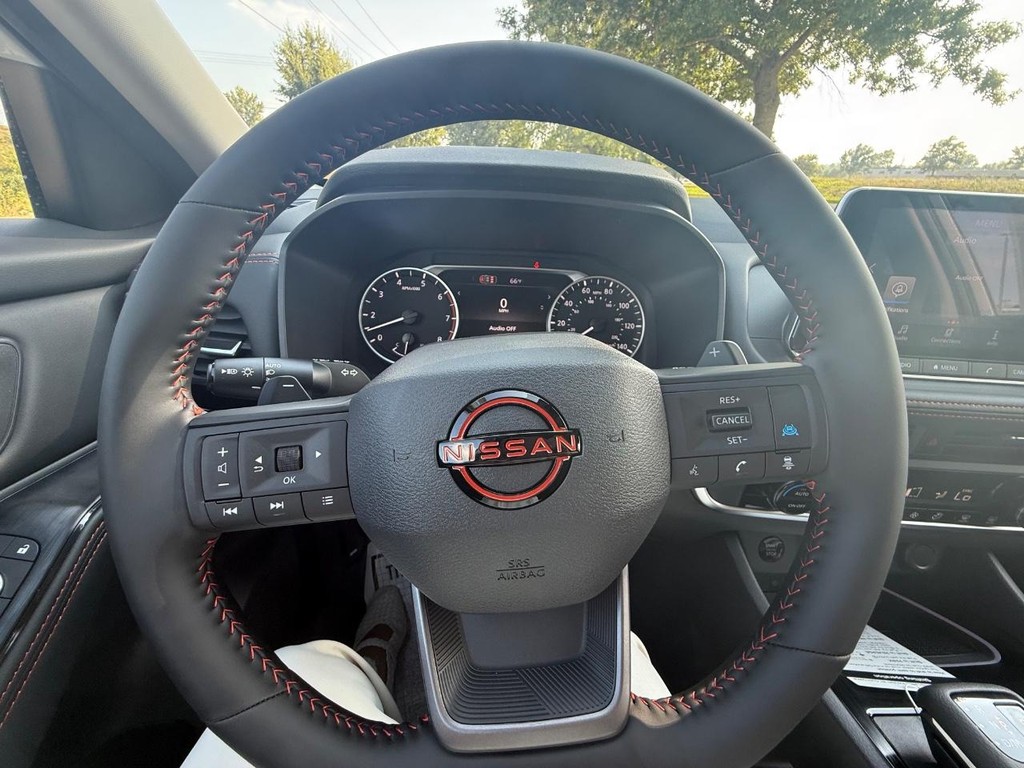 Nissan Rogue Vehicle Full-screen Gallery Image 10