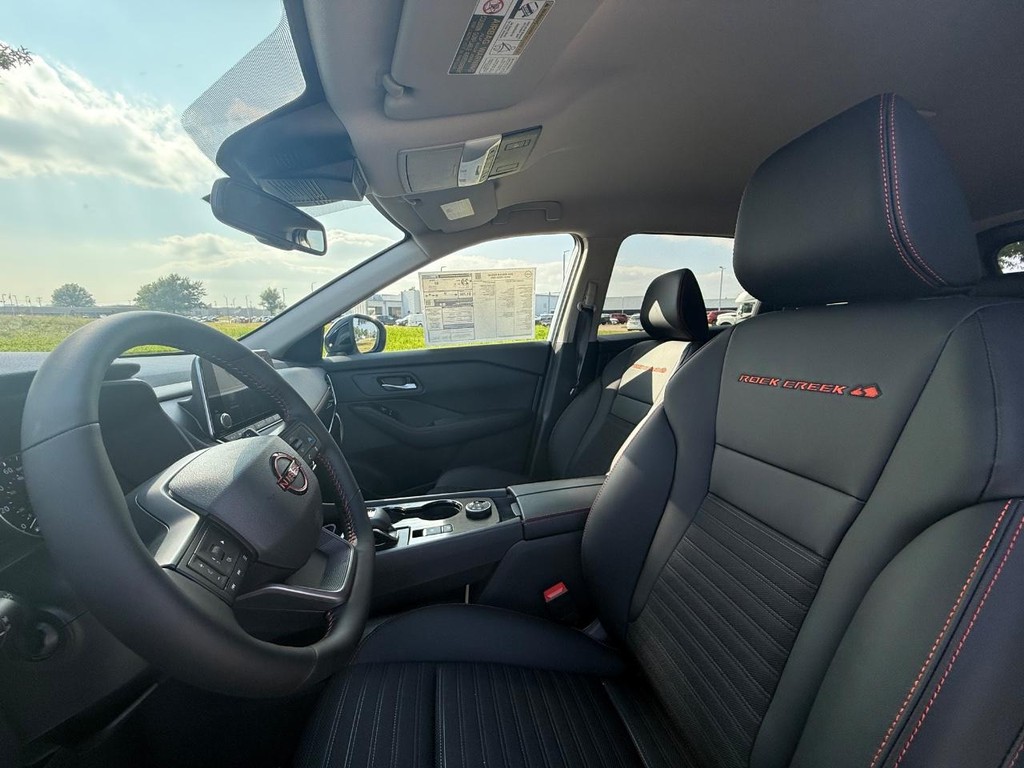 Nissan Rogue Vehicle Full-screen Gallery Image 11