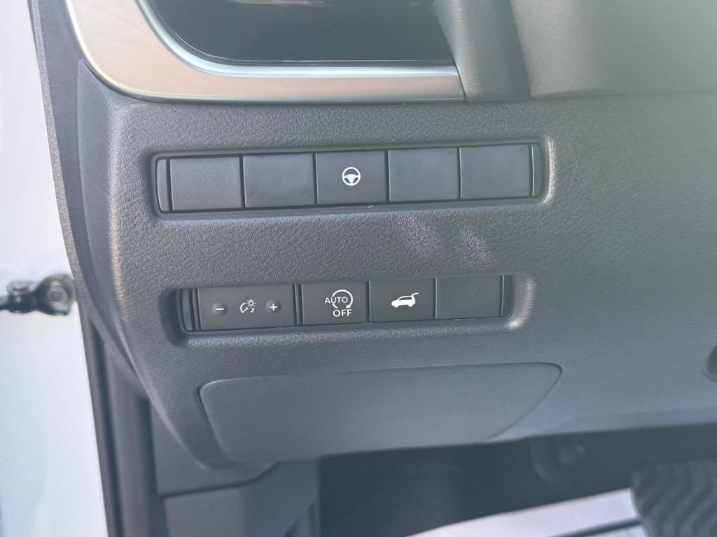 Nissan Rogue Vehicle Full-screen Gallery Image 12