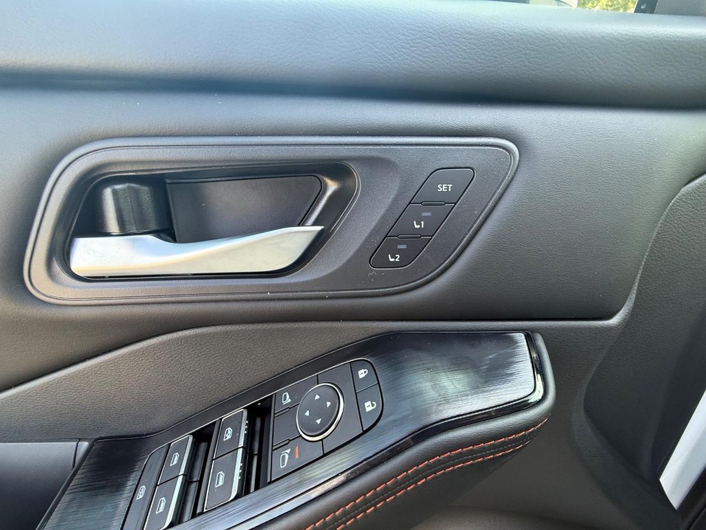 Nissan Rogue Vehicle Full-screen Gallery Image 13