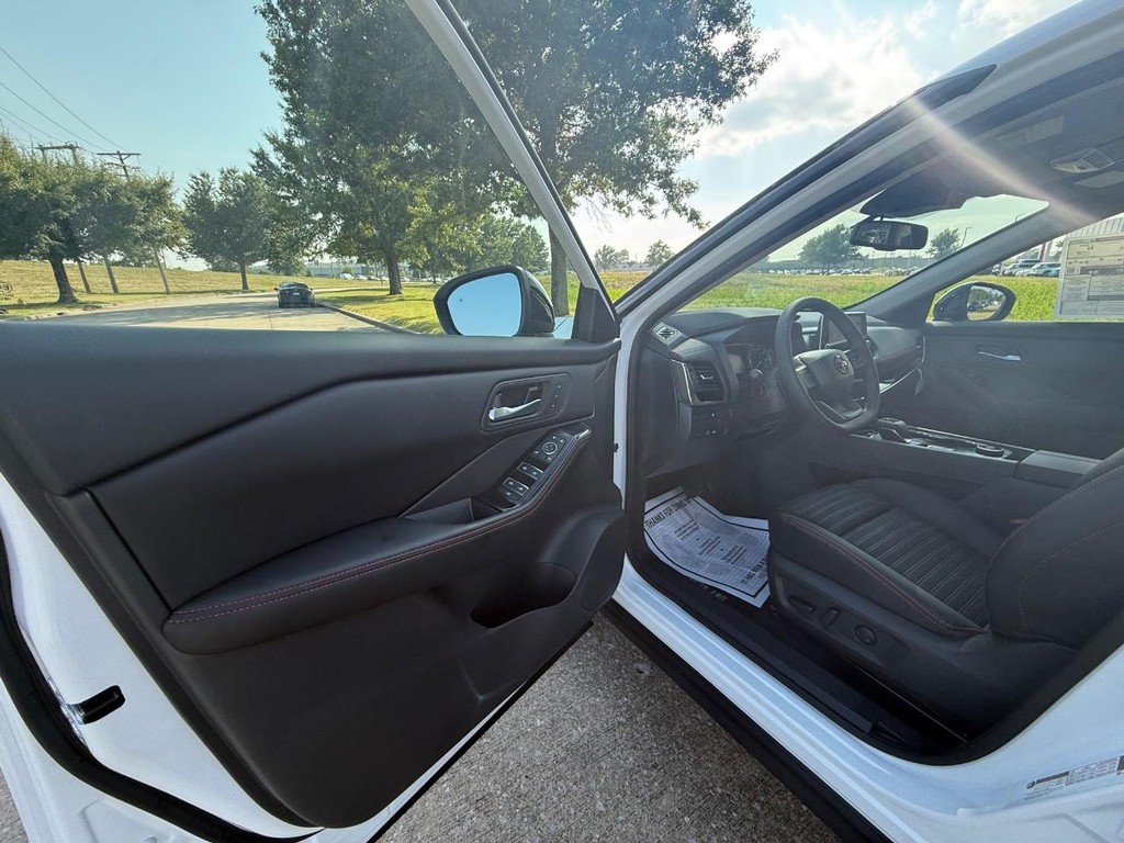 Nissan Rogue Vehicle Full-screen Gallery Image 14