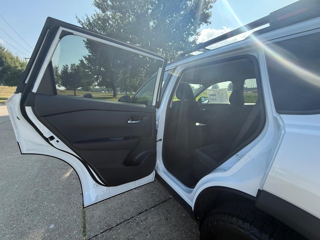 Nissan Rogue Vehicle Full-screen Gallery Image 15