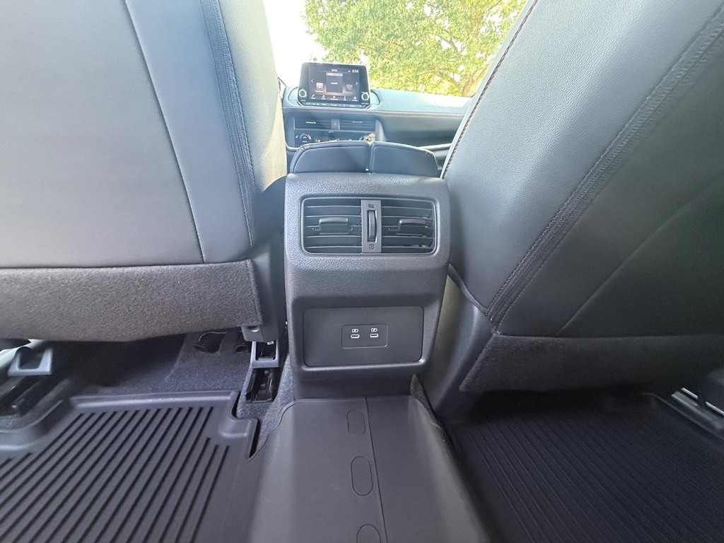 Nissan Rogue Vehicle Full-screen Gallery Image 16