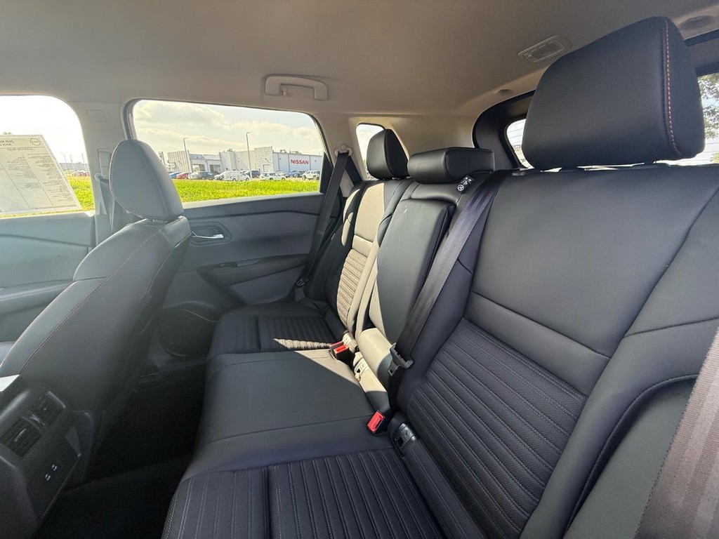 Nissan Rogue Vehicle Full-screen Gallery Image 18