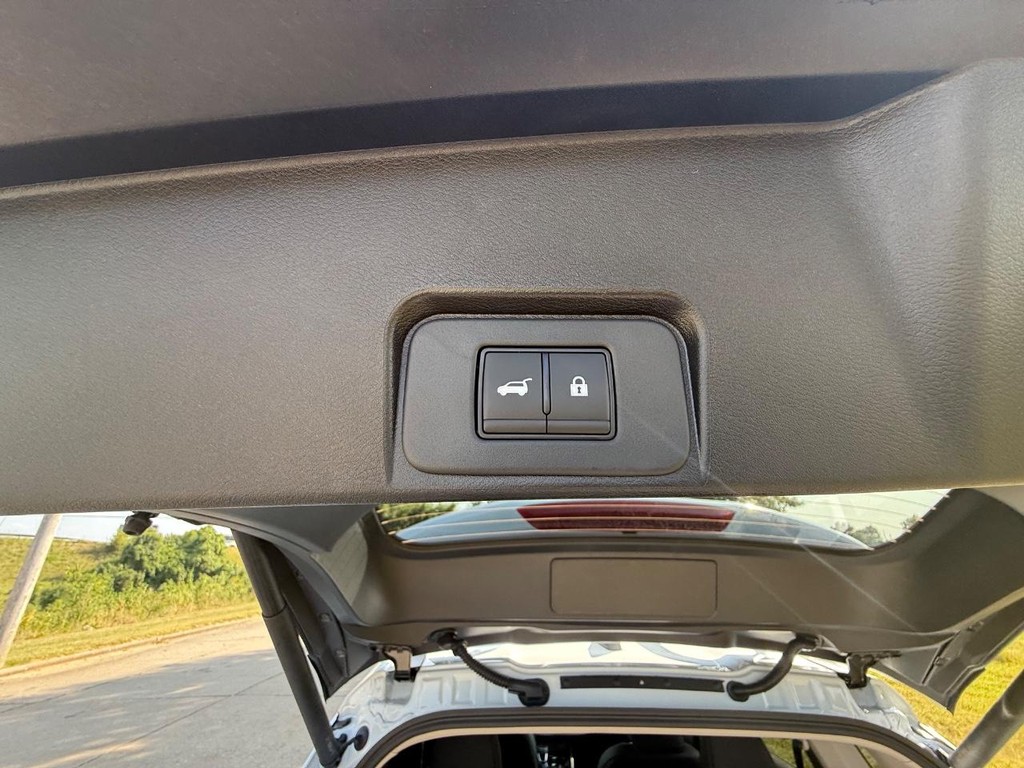 Nissan Rogue Vehicle Full-screen Gallery Image 19