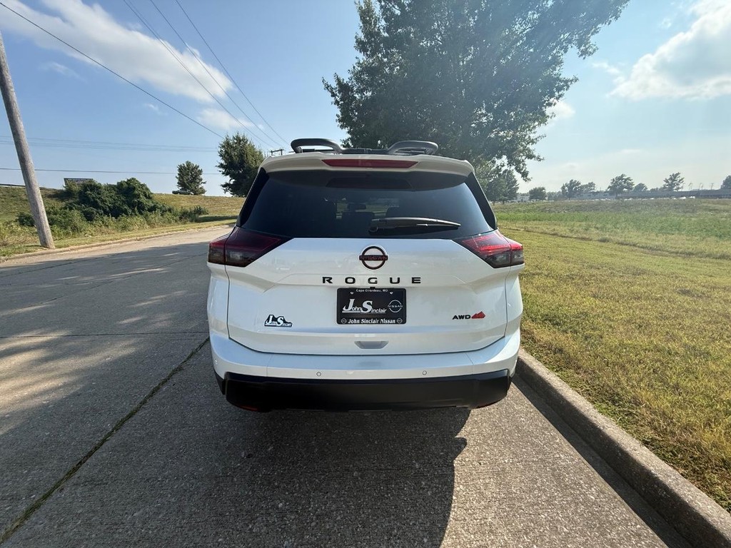 Nissan Rogue Vehicle Full-screen Gallery Image 21