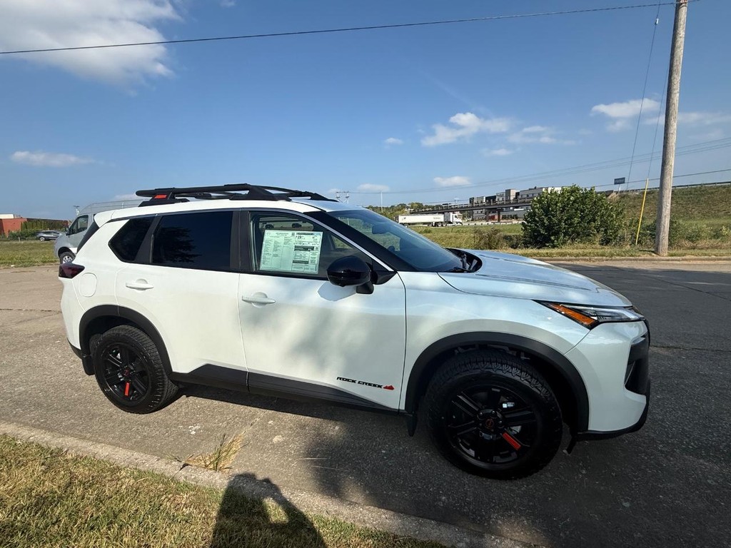 Nissan Rogue Vehicle Full-screen Gallery Image 23