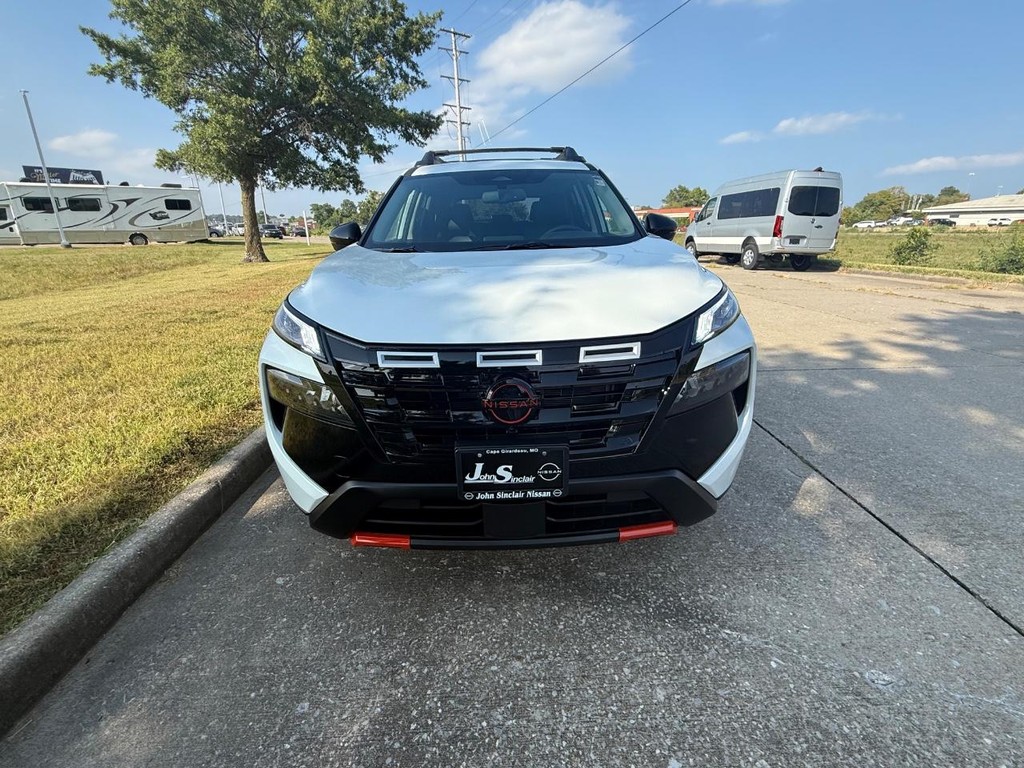 Nissan Rogue Vehicle Full-screen Gallery Image 24