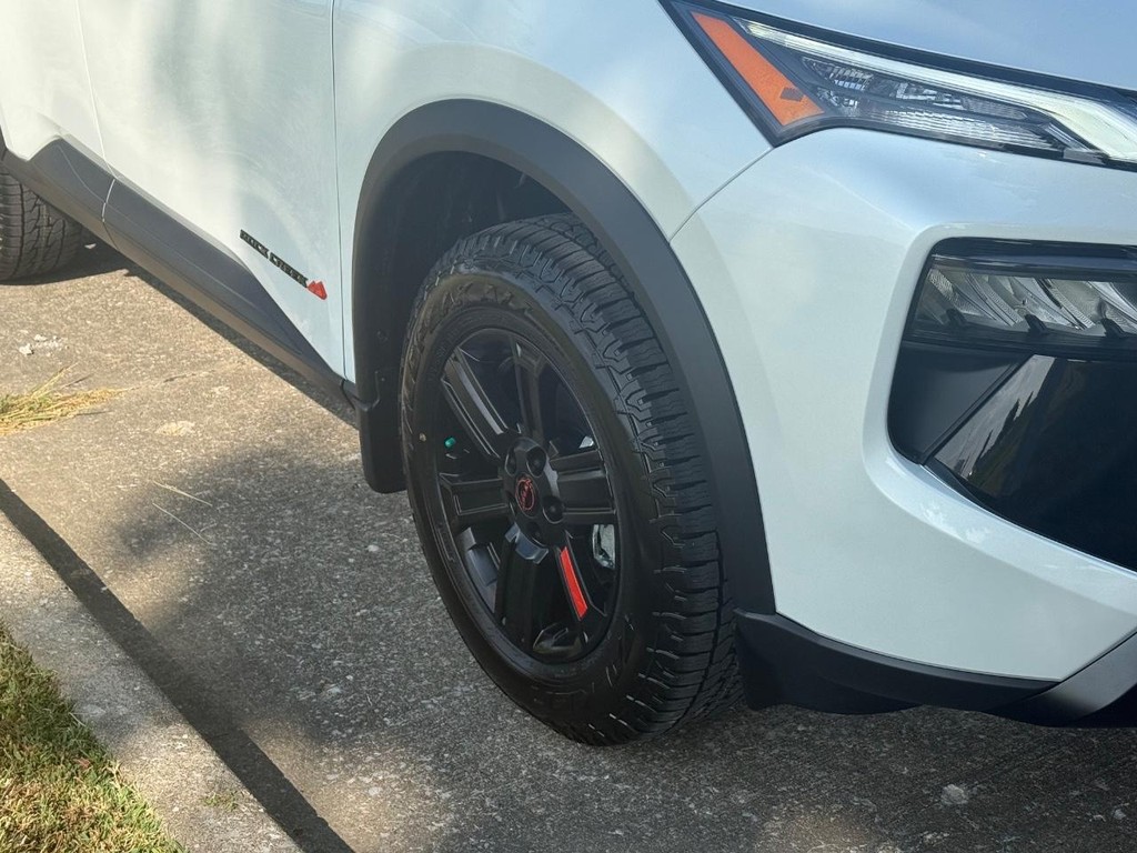 Nissan Rogue Vehicle Full-screen Gallery Image 25