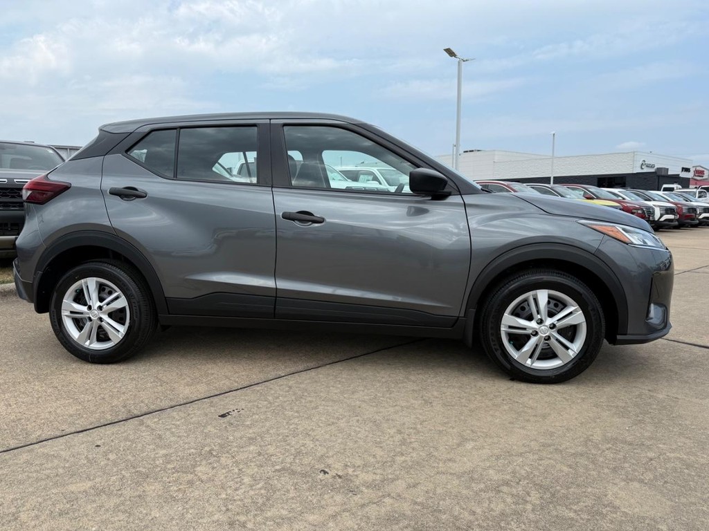 Nissan Kicks Play Vehicle Full-screen Gallery Image 03