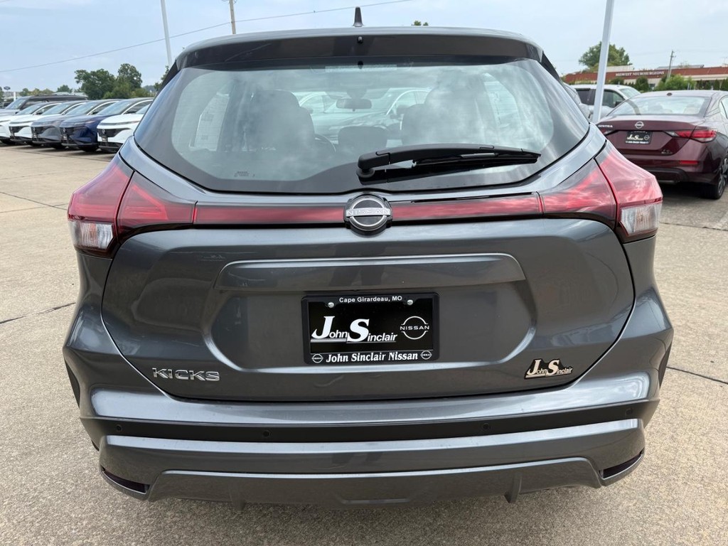 Nissan Kicks Play Vehicle Full-screen Gallery Image 05