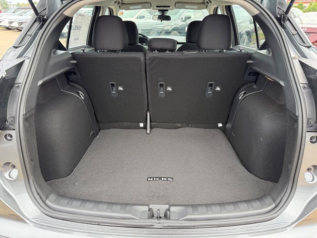 Nissan Kicks Play Vehicle Full-screen Gallery Image 06