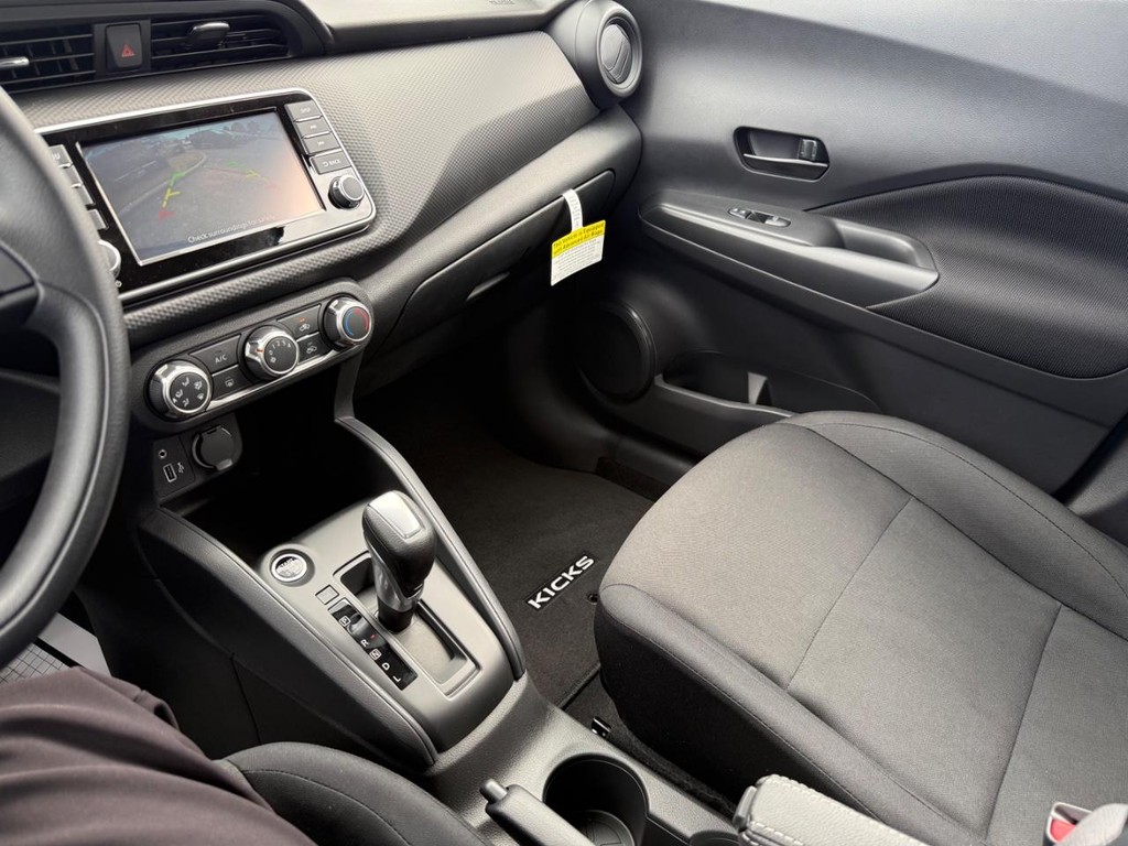 Nissan Kicks Play Vehicle Full-screen Gallery Image 23