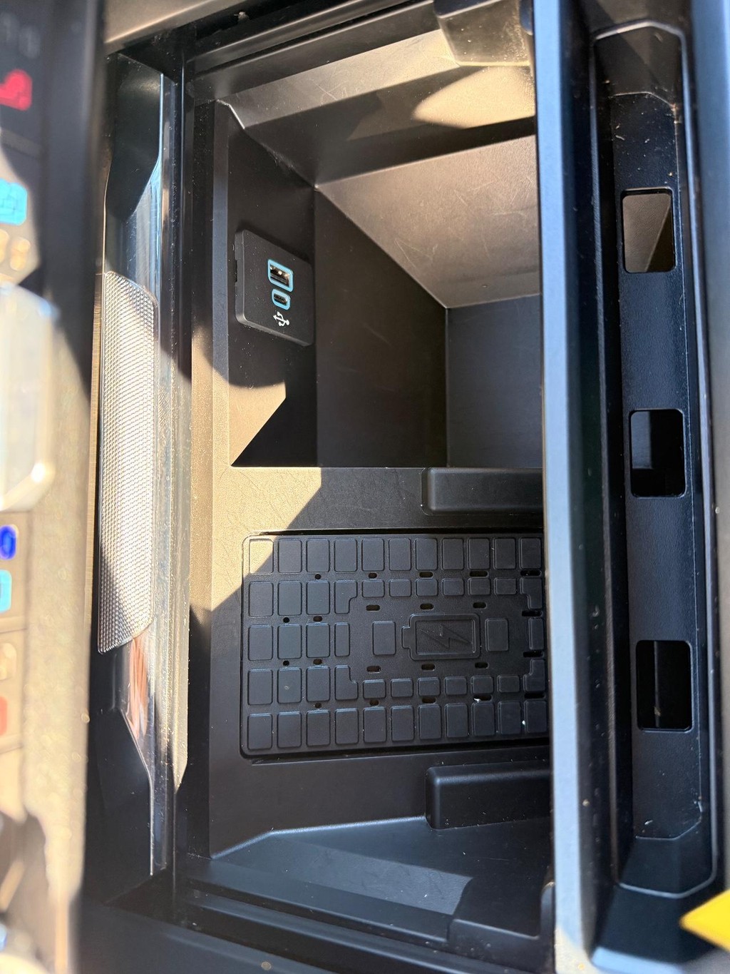 Ford Super Duty F-250 SRW Vehicle Full-screen Gallery Image 03