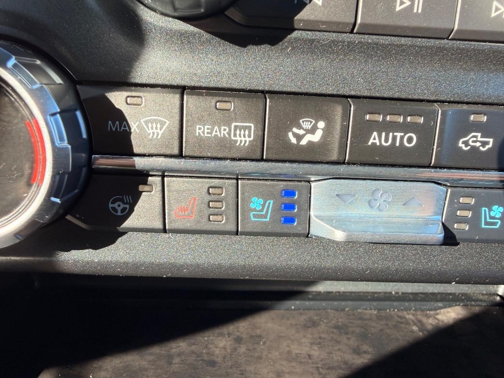 Ford Super Duty F-250 SRW Vehicle Full-screen Gallery Image 04