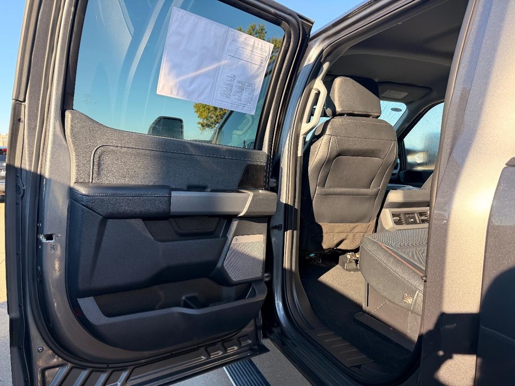 Ford Super Duty F-250 SRW Vehicle Full-screen Gallery Image 05