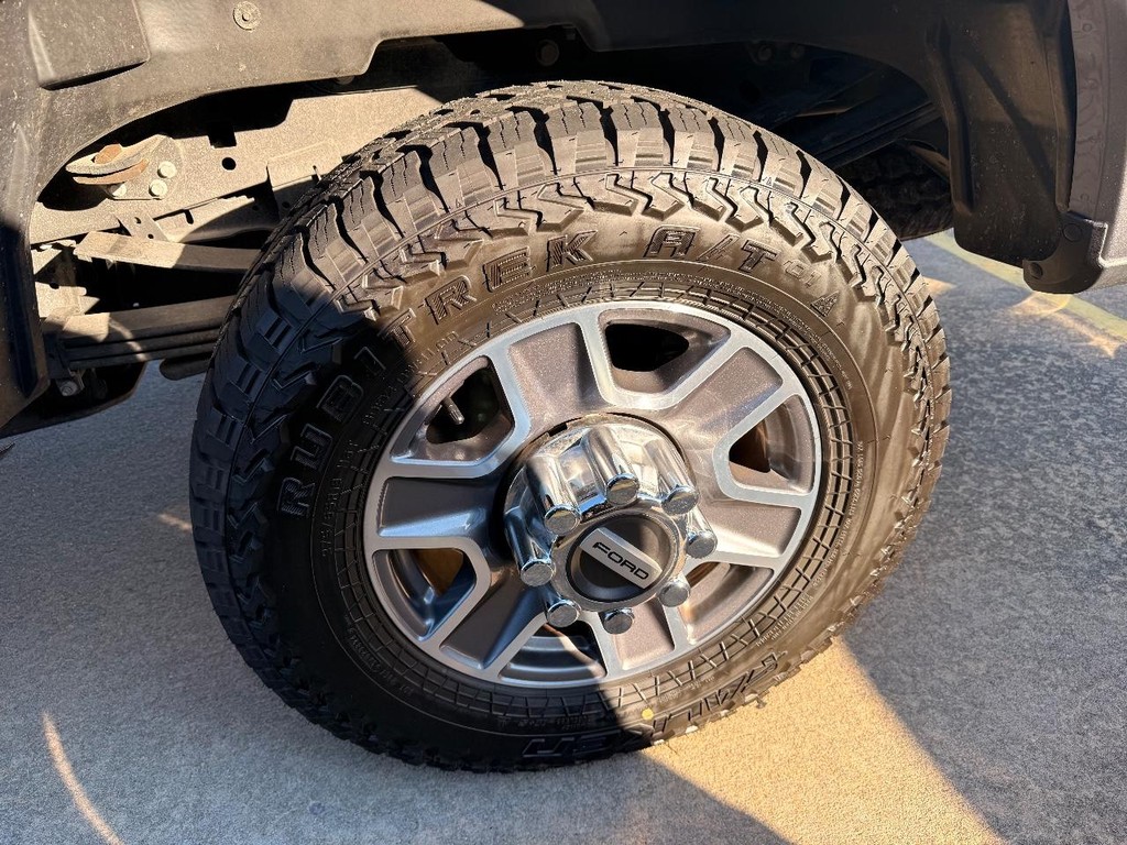 Ford Super Duty F-250 SRW Vehicle Full-screen Gallery Image 12