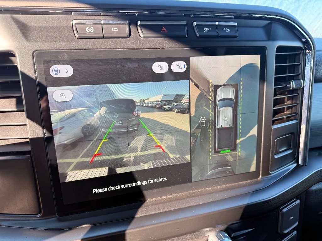 Ford Super Duty F-250 SRW Vehicle Full-screen Gallery Image 14