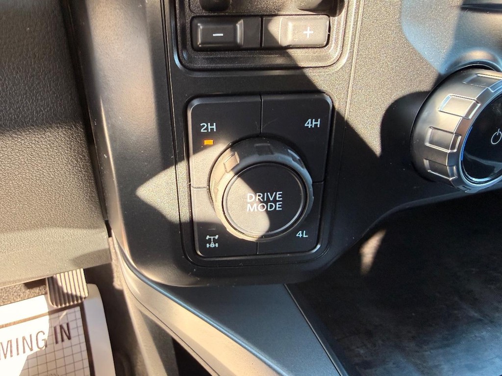 Ford Super Duty F-250 SRW Vehicle Full-screen Gallery Image 18