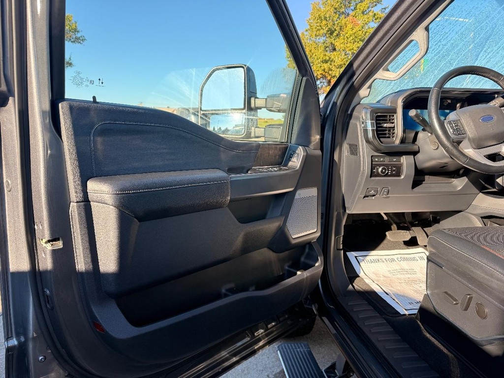 Ford Super Duty F-250 SRW Vehicle Full-screen Gallery Image 26